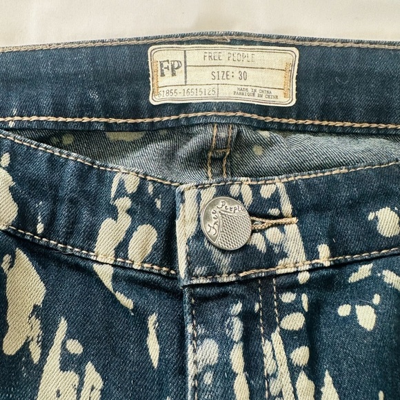 Free People Mantra Bali Print Indigo Boho Flare Distressed Low Rise Jeans 30 - Picture 3 of 6